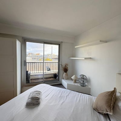Rent of a 2-room apartment with a panoramic tower view, 42 m², 16th arrondissement, Paris, France